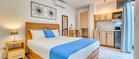 1 Schlafzimmer, Zimmersafe, Schreibtisch, Bügeleisen/Bügelbrett