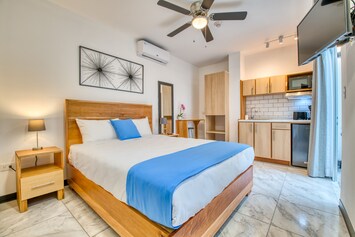 Large Queen Bed, TV, Kitchen, Wardrobe and Patio