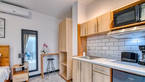 Una cocina moderna con armarios de madera, microondas integrado y lavavajillas.