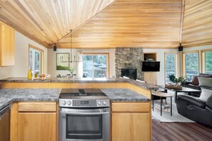 ثلاجة، ميكروويف، فرن، موقد طهي مسطح