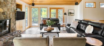 Tanner by AvantStay | Hot Tub, Fireplace, BBQ Grill | Modern Cascades Escape