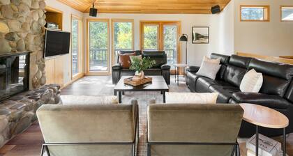 Tanner by AvantStay | Hot Tub, Fireplace, BBQ Grill | Modern Cascades Escape