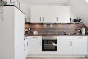 Wasserkocher mit Kaffee-/Teezubehör, Kühlschrank, Ofen, Herdplatte