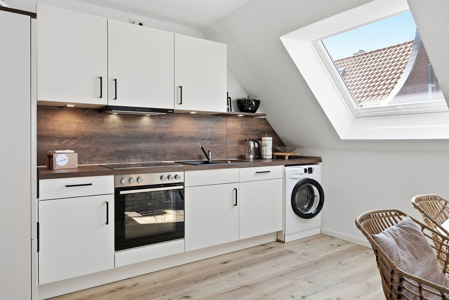 Coffee/tea maker, fridge, oven, stovetop