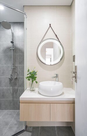 Deluxe-Apartment | Badezimmer | Dusche, Hydromassagedusche, Designer-Toilettenartikel, Bademäntel