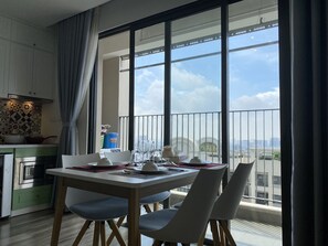 Apartament urbà | Sala d'estar | Televisor intel·ligent de 47 polzades amb canals per cable i televisor