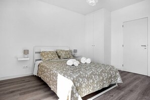 2 bedrooms, desk, iron/ironing board, WiFi