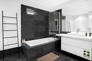 Bathtub, hair dryer - Janelas de Zimbra | Lovely Apt with Pool and Sea V (Sesimbra)