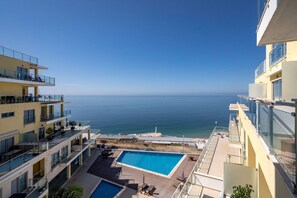 A high-rise building with a pool and a view of the sea. - Janelas de Zimbra Lovely Apt with Pool and Sea View by Lisbeyond (Sesimbra)