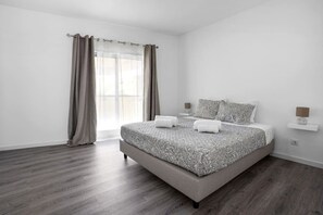 2 bedrooms, desk, iron/ironing board, WiFi - Janelas de Zimbra | Lovely Apt with Pool and Sea V (Sesimbra)