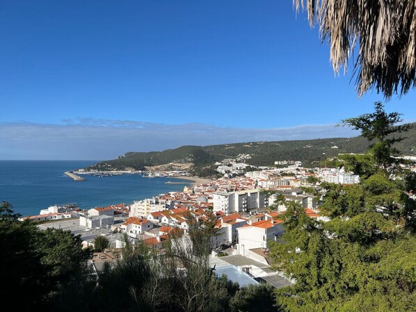 Une ville côtière avec des bâtiments, une plage et un ciel dégagé.