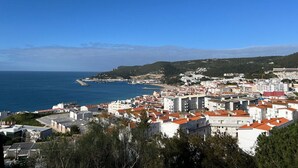 Eine Küstenstadt mit Gebäuden, einem Strand und blauem Himmel.