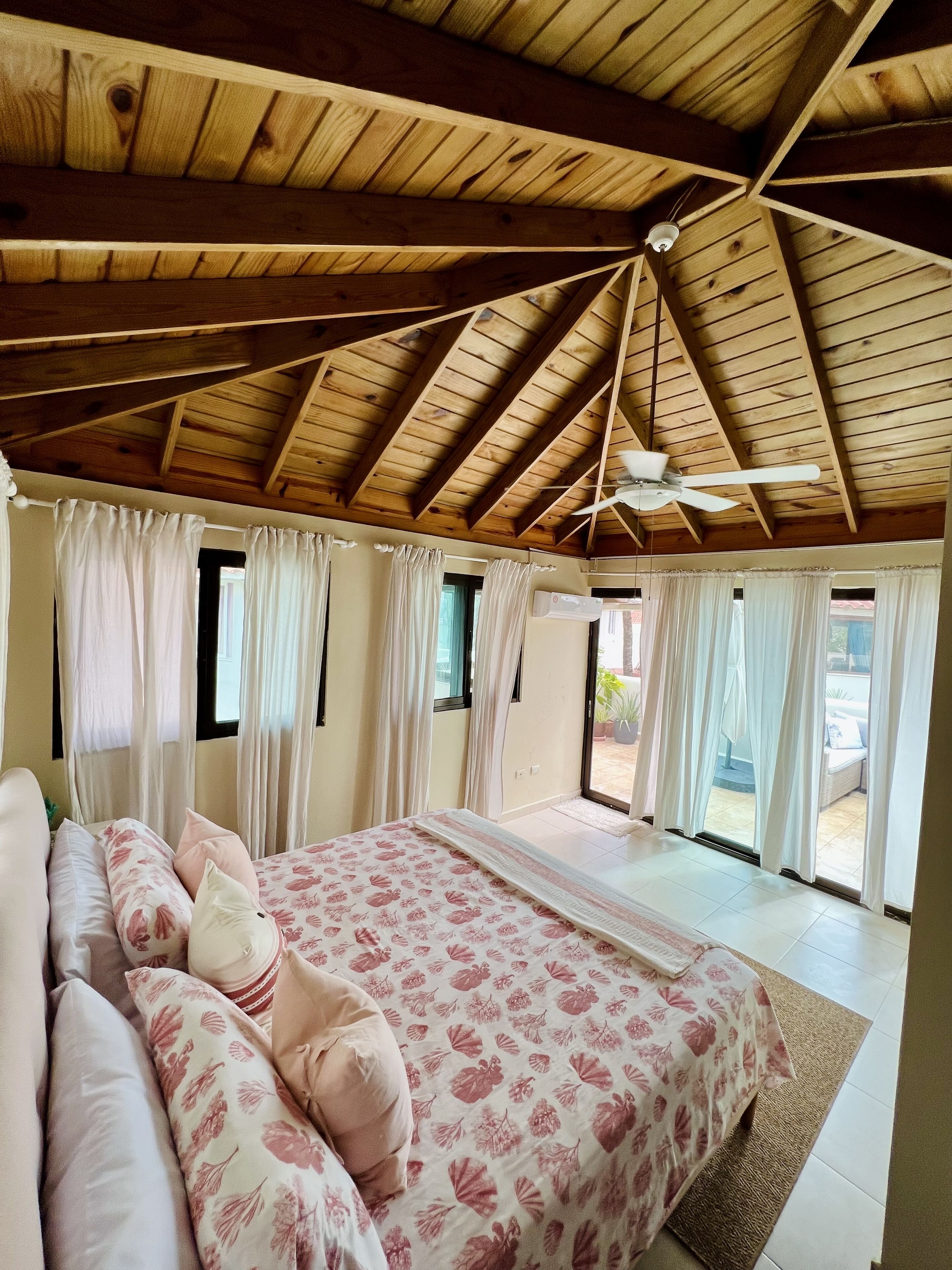 2 chambres, coffres-forts dans les chambres, fer et planche à repasser