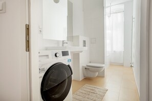 Hair dryer, towels - Spacious Mitte 2BR nr Humboldthain, by Blueground (Berlin)