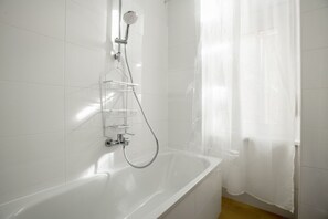Hair dryer, towels - Spacious Mitte 2BR nr Humboldthain, by Blueground (Berlin)