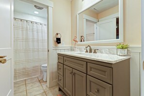 Combined shower/tub, hair dryer, towels