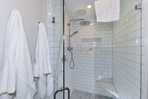 Combined shower/bathtub, hair dryer, towels