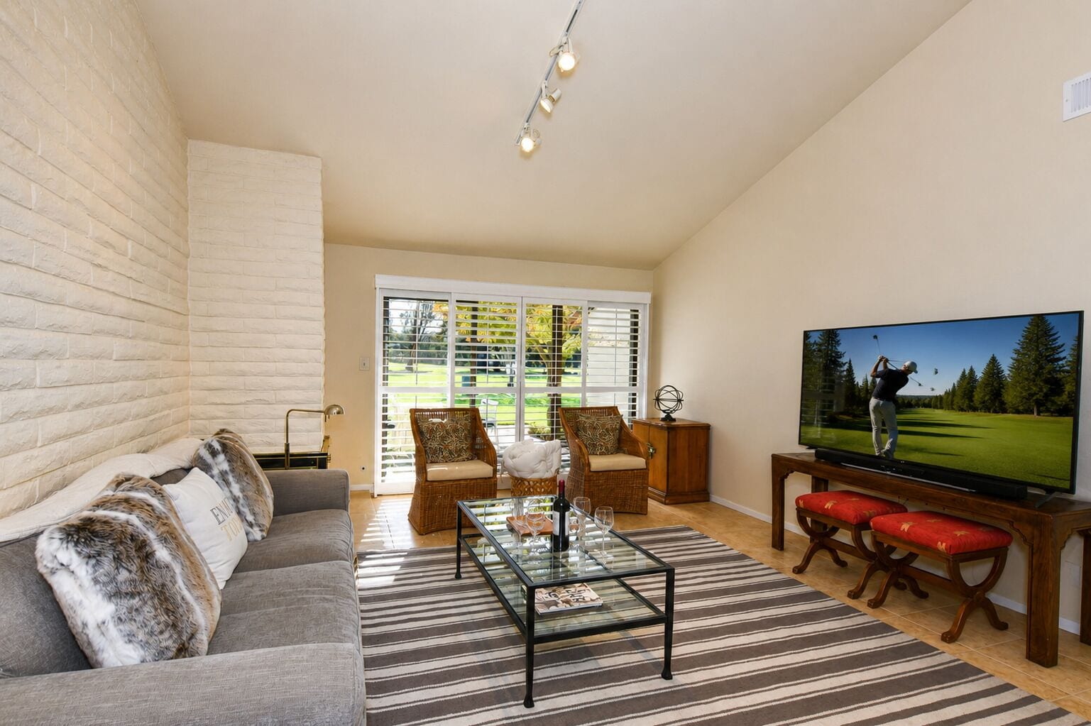 Smart TV, fireplace