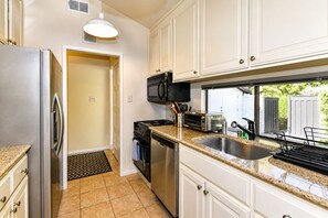 Coffee/tea maker, fridge, microwave, oven