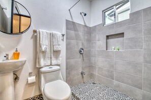 Regadera, secadora de cabello, toallas, jabón 