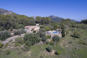 A rural property with a stone house, a swimming pool, and surrounding greenery. - Fantastic Villa for 12 people with pool and barbecue. (Caimari)