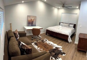 1 bedroom, desk, travel cot, free WiFi - Great Private Guesthouse for a Long or a Short Stay (La Mesa)