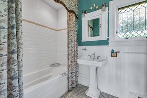 Combined shower/tub, hair dryer, towels, soap