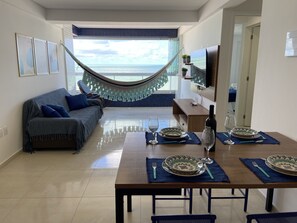 Deluxe Apartment | Living room | 32-inch Smart TV with cable channels, TV - Bela Hospedagem - Vista incrível do mar (João Pessoa)