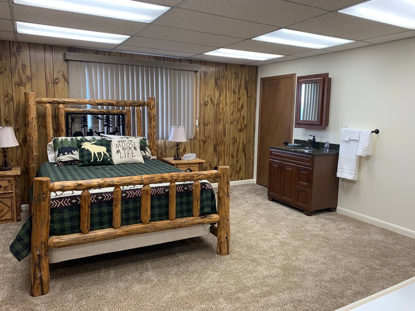 4 bedrooms, desk, WiFi, bed sheets