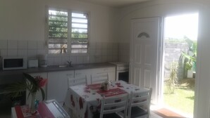Eine Küche mit Essbereich, einer Mikrowelle, einem Toaster und einem Spülbecken.