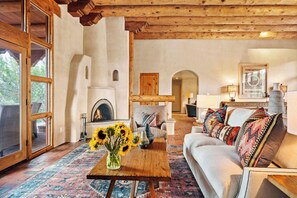 TV, caminetto, studio