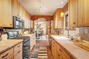 Fridge, microwave, oven, stovetop - Vallecita Bonita - Hot Tub, Fire Pit (Santa Fe)