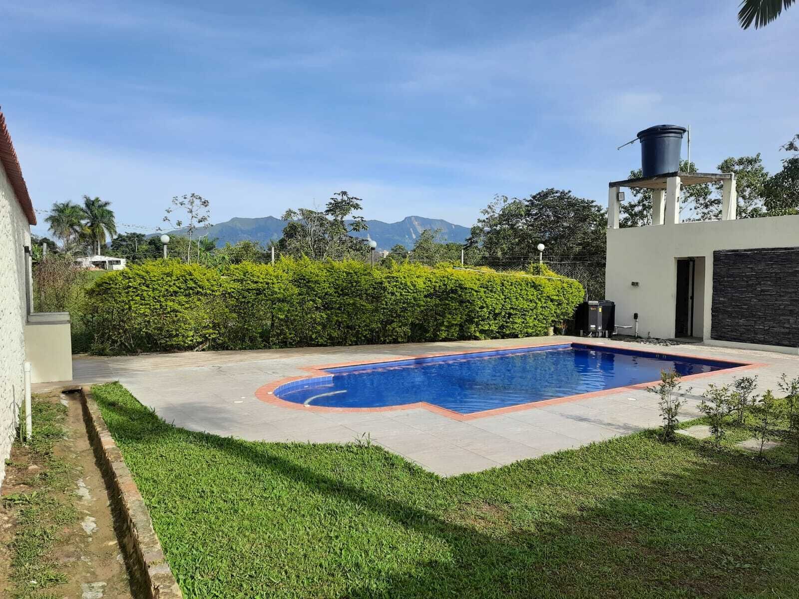 Utomhuspool och uppvärmd pool