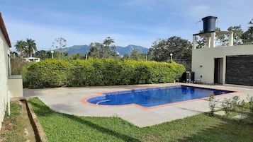 Utomhuspool och uppvärmd pool