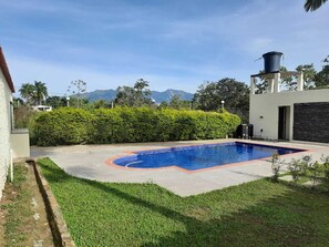 Alberca al aire libre y alberca climatizada