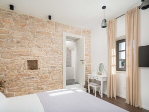 3 habitaciones, tabla de planchar con plancha y cuna de viaje 