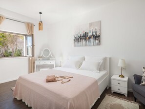 3 quartos, ferros/tábuas de passar roupa, berço de viagem