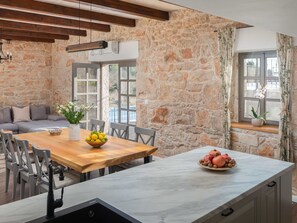 Dining - Stunning private villa with A/C, private pool, WIFI, TV, terrace, pets allowed and panoramic view (Vodice)