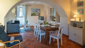 A cozy living room with a dining area, a TV, and a bookshelf. - Nice apartment for 6 guests with terrace and pets allowed (Dolcedo)