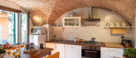 Microondas, horno, lavavajillas y tostadora