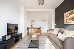TV, stereo - Sunny Horgen 2.5 Room w/ Storage, 3 min to Market, by Blueground (Zurich)