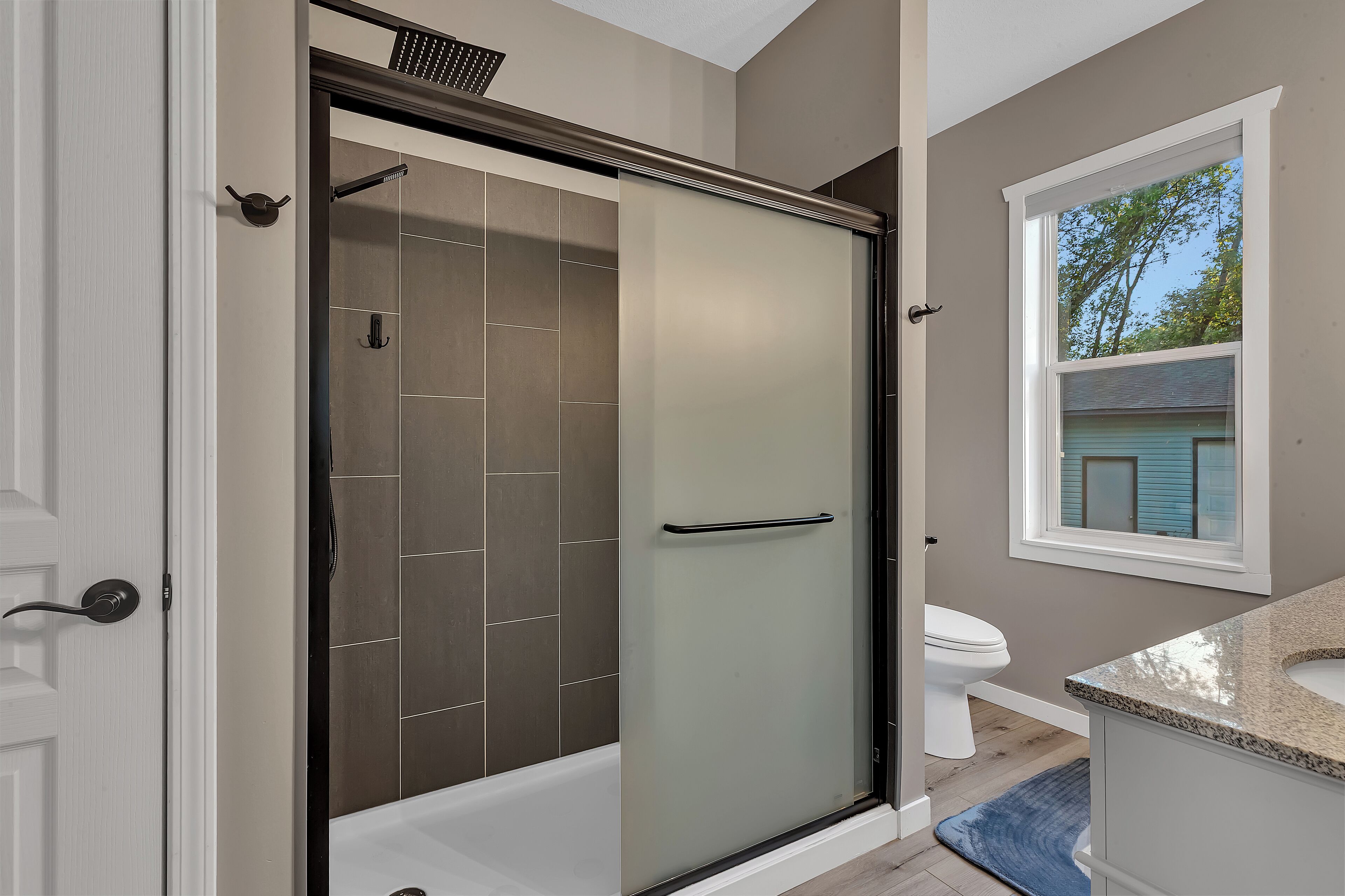Combined shower/tub, hair dryer, bidet, towels