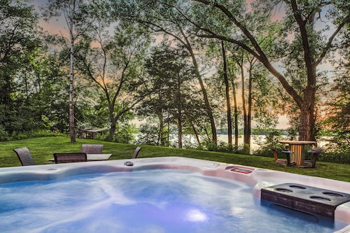 Lakefront Hot Tub - Cabin w/ Views, Fire Pit, Dock, Kayaks & Pontoon!