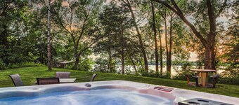 Lakefront Hot Tub - Cabin w/ Views, Fire Pit, Dock, Kayaks & Pontoon!