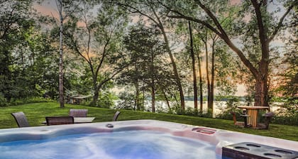 Lakefront Hot Tub - Cabin w/ Views, Fire Pit, Dock, Kayaks & Pontoon!