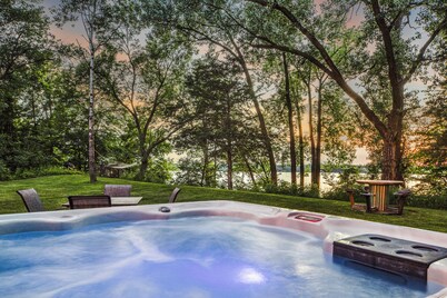 Lakefront Hot Tub - Cabin w/ Views, Fire Pit, Dock, Kayaks & Pontoon!