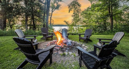 Lakefront Hot Tub - Cabin w/ Views, Fire Pit, Dock, Kayaks & Pontoon!