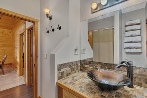 Combined shower/bathtub, hair dryer, bidet, towels