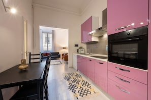 Frigorifero, microonde, forno, piano cottura