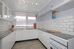 Kylskåp, mikrovågsugn, ugn och spishäll